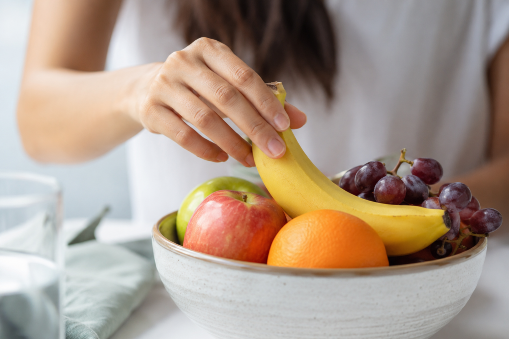 La fruta que expertos recomiendan para reducir la ansiedad de forma natural: beneficios, cómo consumirla y qué dice la ciencia